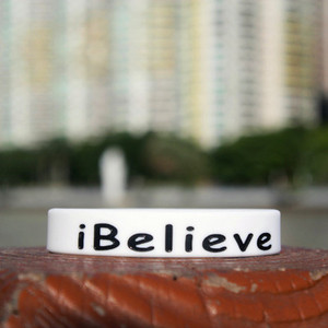 Férfi sport karkötő felirattal