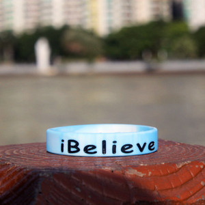 Férfi sport karkötő felirattal