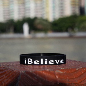 Férfi sport karkötő felirattal