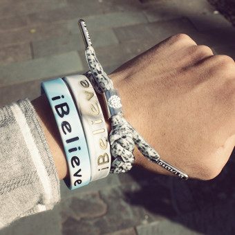 Férfi sport karkötő felirattal