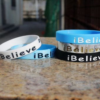 Férfi sport karkötő felirattal