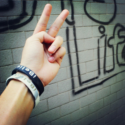 Férfi sport karkötő felirattal