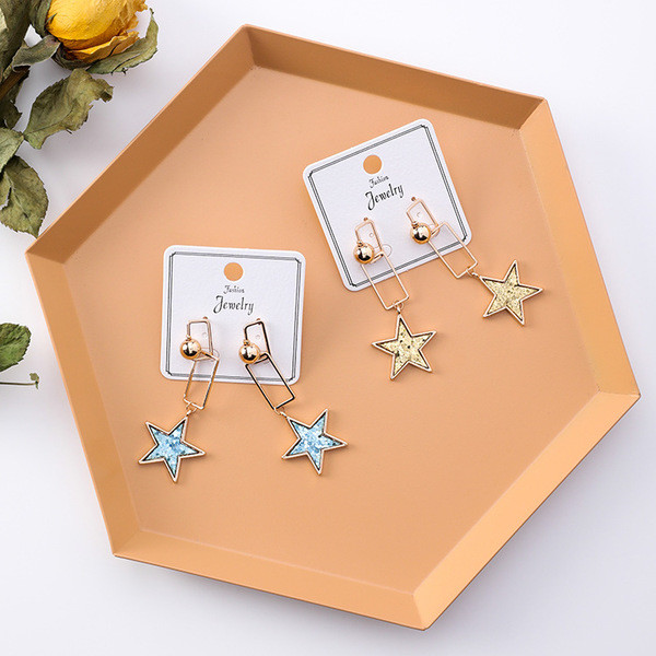 Női fülbevaló akasztós elemmel, két színben