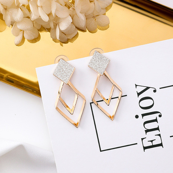 Női alkalmi fülbevaló arany színben