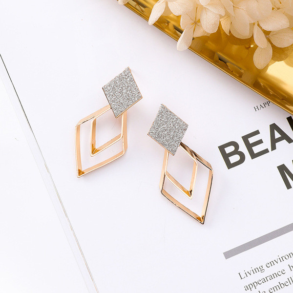 Női alkalmi fülbevaló arany színben