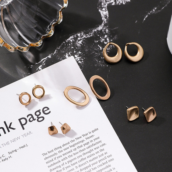 Cercei de dama in culoare aurie - diferite modele