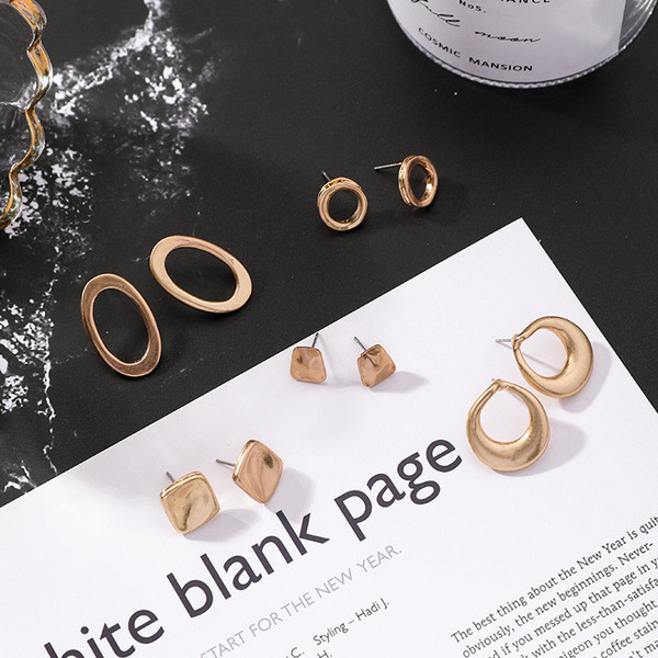 Cercei de dama in culoare aurie - diferite modele