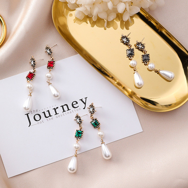 Дамски обеци с камъни и перли 