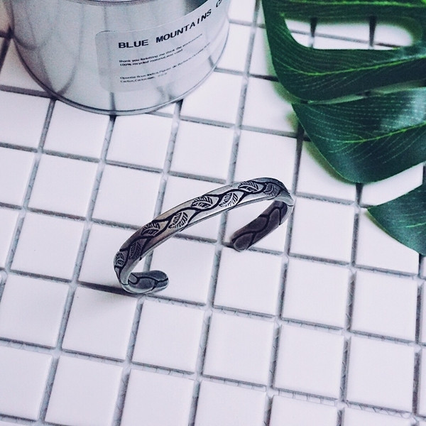 Férfi karkötő ezüst színben