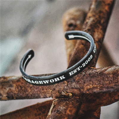 Stílusos férfi karkötő három színben felirattal