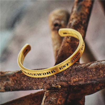 Stílusos férfi karkötő három színben felirattal