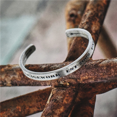 Stílusos férfi karkötő három színben felirattal