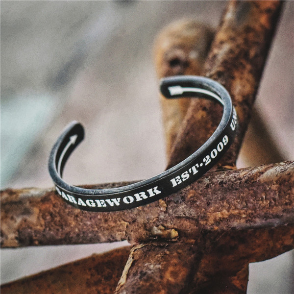 Stílusos férfi karkötő három színben felirattal