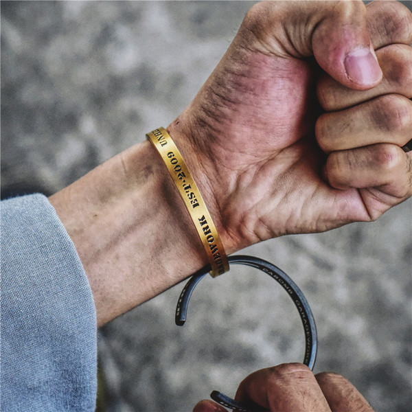 Stílusos férfi karkötő három színben felirattal