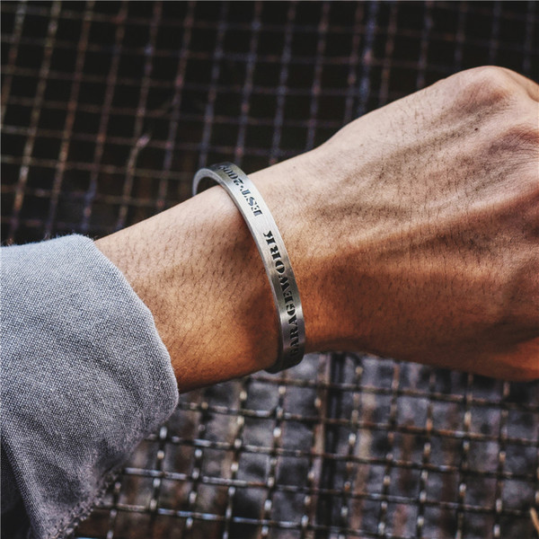 Stílusos férfi karkötő három színben felirattal