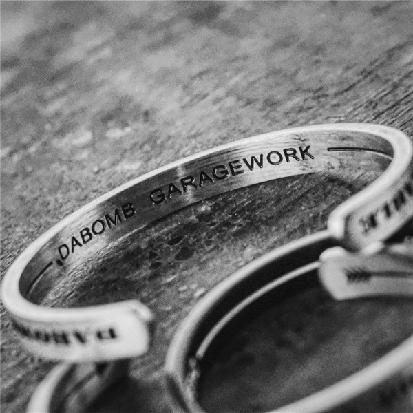 Stílusos férfi karkötő három színben felirattal