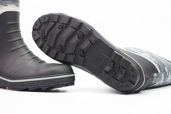 Horgászatra alkalmas vízálló férfi csizma két színben