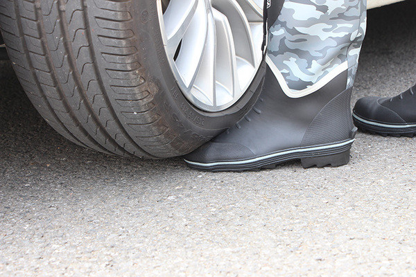 Horgászatra alkalmas vízálló férfi csizma két színben