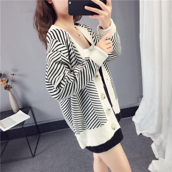 Дамска жилетка широк модел с копчета