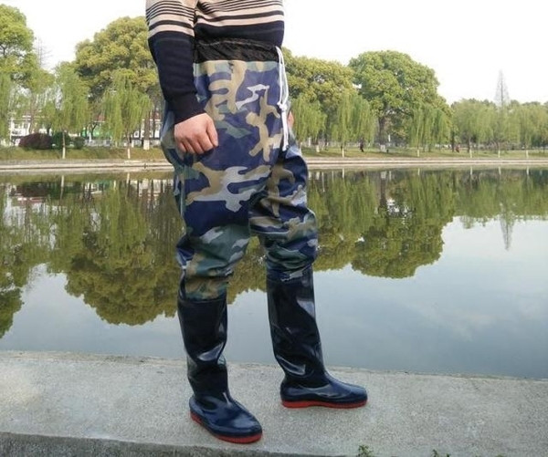 Horgászatra alkalmas gumicsizmával ellátott férfi nadrág szett terepszínű mintával