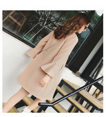 Stílusos női kabát vágott ujjakkal és gyöngy díszítéssel