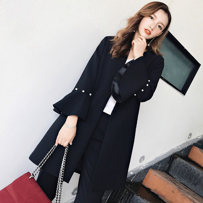 Stílusos női kabát vágott ujjakkal és gyöngy díszítéssel