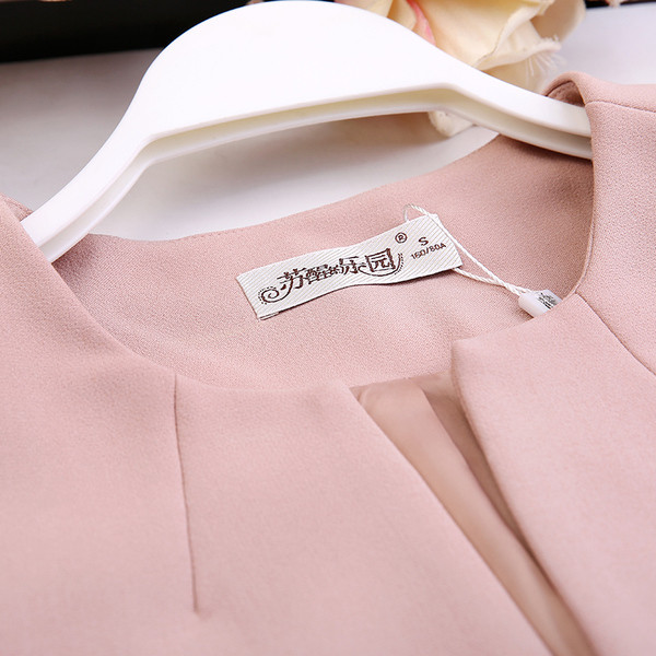 Stílusos női kabát vágott ujjakkal és gyöngy díszítéssel