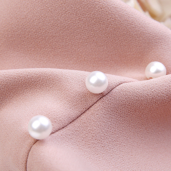 Stílusos női kabát vágott ujjakkal és gyöngy díszítéssel