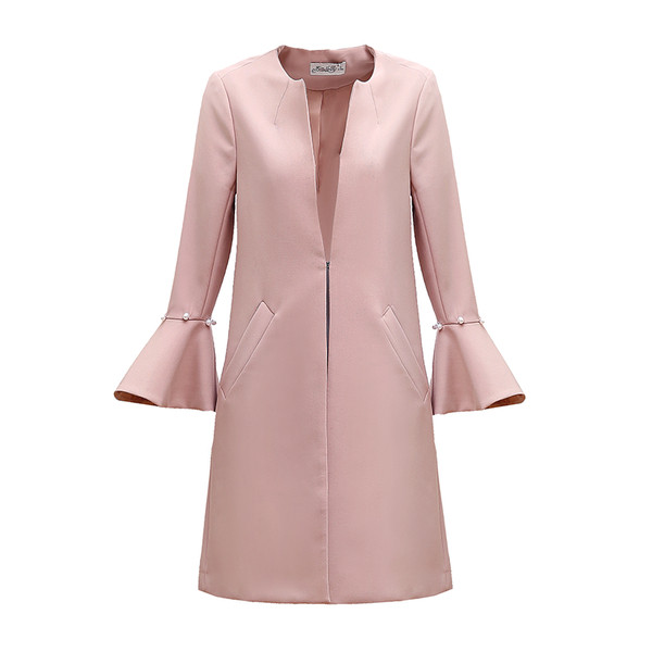 Stílusos női kabát vágott ujjakkal és gyöngy díszítéssel