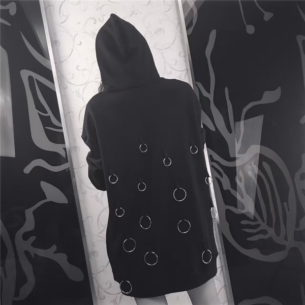 Дълъг дамски суичър в черен цвят с метални елементи