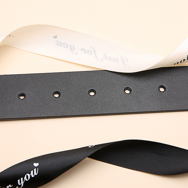 Cureaua barbateasca eleganta cu catarama in doua culori