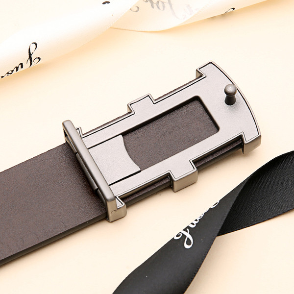 Cureaua barbateasca eleganta cu catarama in doua culori