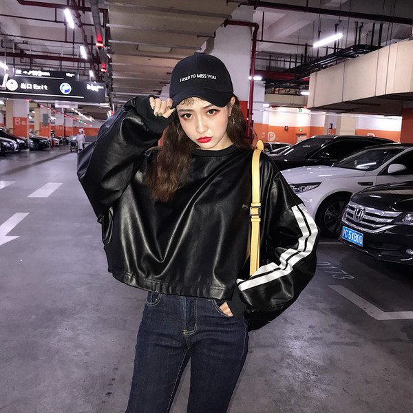 Bluza sport dama din piele ecologica de culoare neagra cu bordura