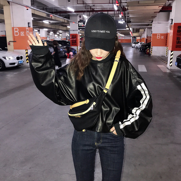 Bluza sport dama din piele ecologica de culoare neagra cu bordura