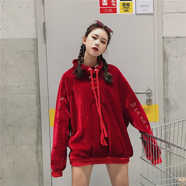 Μοντέρνο γυναικείο φούτερ με κεντήματα και επιγραφή σε δύο χρώματα