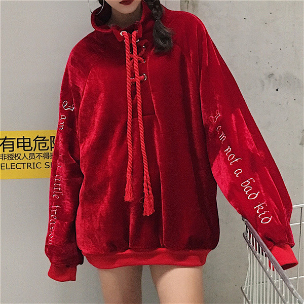 Μοντέρνο γυναικείο φούτερ με κεντήματα και επιγραφή σε δύο χρώματα