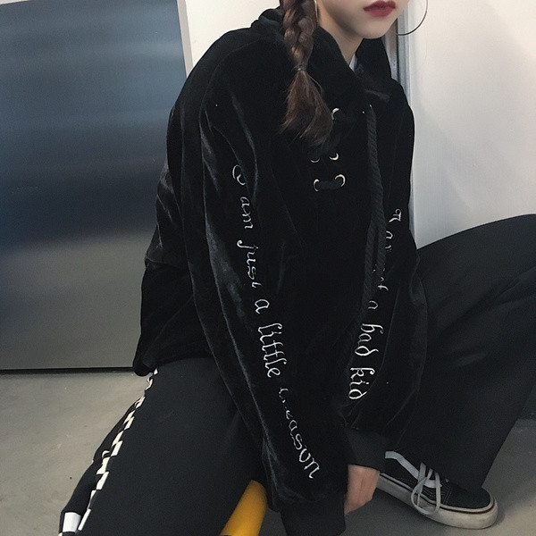 Μοντέρνο γυναικείο φούτερ με κεντήματα και επιγραφή σε δύο χρώματα