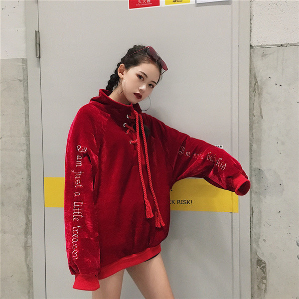 Μοντέρνο γυναικείο φούτερ με κεντήματα και επιγραφή σε δύο χρώματα