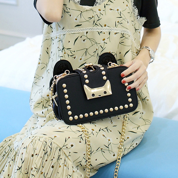 Modern női táska fém csattal, hosszú füllel több színben