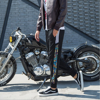 Férfi széles mintás nadrág felirattal és nyomattal több modellben