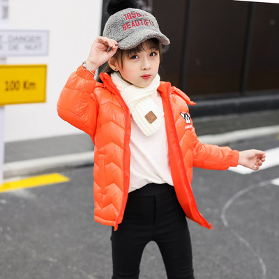 Κομψό παιδικό μπουφάν σε διάφορα χρώματα κατάλληλα για τη καθημερινή ζωή