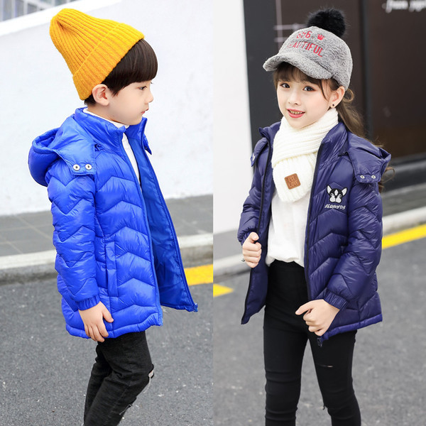 Κομψό παιδικό μπουφάν σε διάφορα χρώματα κατάλληλα για τη καθημερινή ζωή