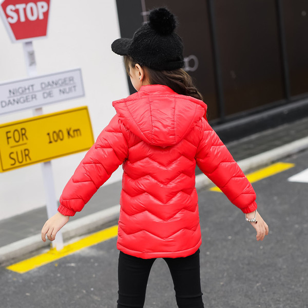 Κομψό παιδικό μπουφάν σε διάφορα χρώματα κατάλληλα για τη καθημερινή ζωή