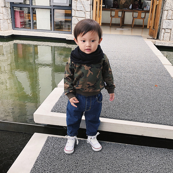 Камуфлажен детски суичър за момче с качулка