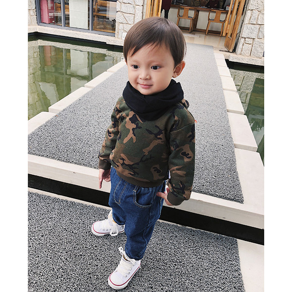 Камуфлажен детски суичър за момче с качулка