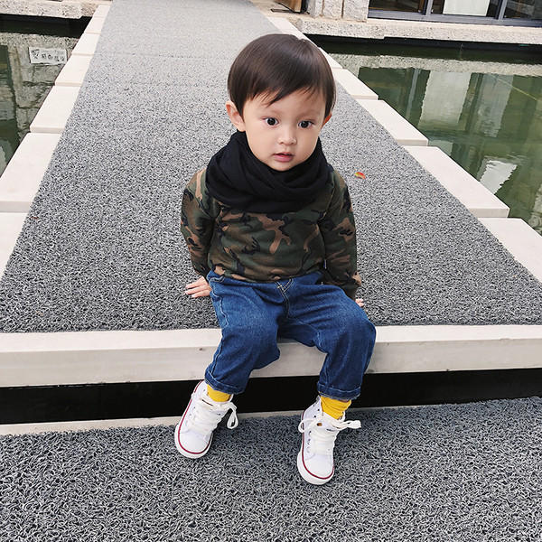 Камуфлажен детски суичър за момче с качулка