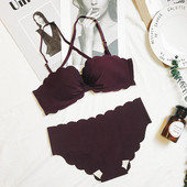 Комплект дамско бельо - сутиен с 1/2 чашка и безшевни бикини