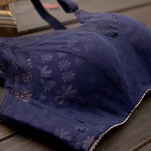 Дамски сутиен в няколко цвята с дантелено покритие