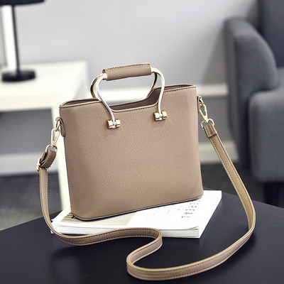 Стилна малка дамска чанта от кожа с дълга дръжка