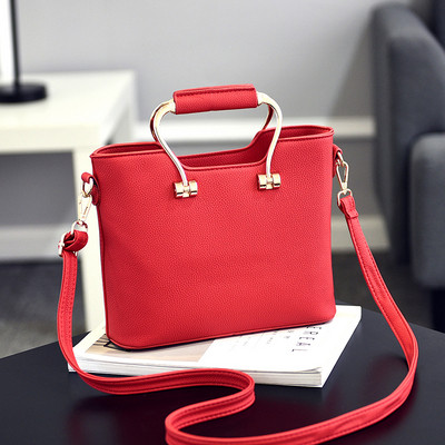 Стилна малка дамска чанта от кожа с дълга дръжка